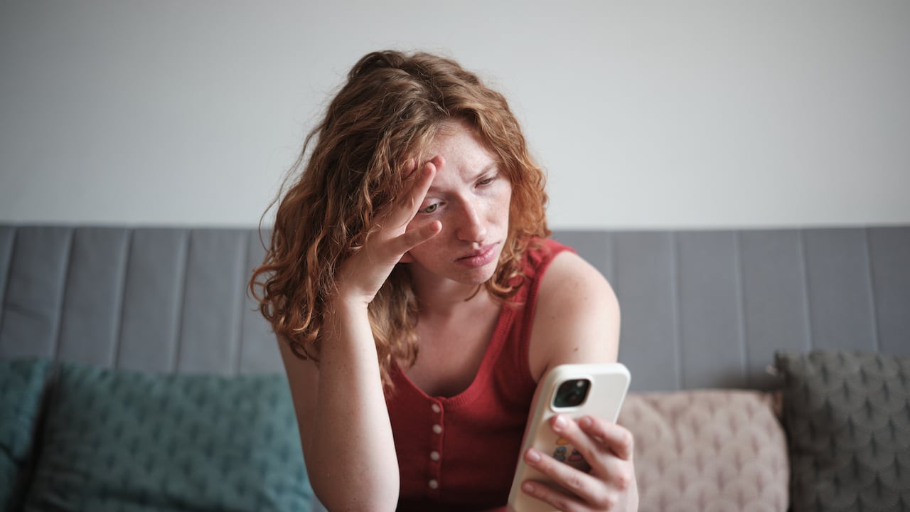 Conflictos internos y datos corruptos son causas frecuentes de cierres inesperados en el celular.