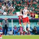 Jakub Kaminski de Polonia, a la derecha, y Jesús Gallardo de México, luchan por el balón durante el partido de fútbol del grupo C de la Copa Mundial entre México y Polonia, en el Estadio 974 en Doha, Qatar, el martes 22 de noviembre de 2022.
