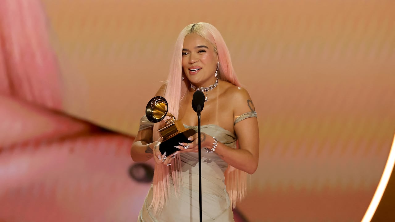 LOS ANGELES, CALIFORNIA - Febrero 04: Karol G en los Premios GRAMMY. Kevin Winter/Getty Images/AFP