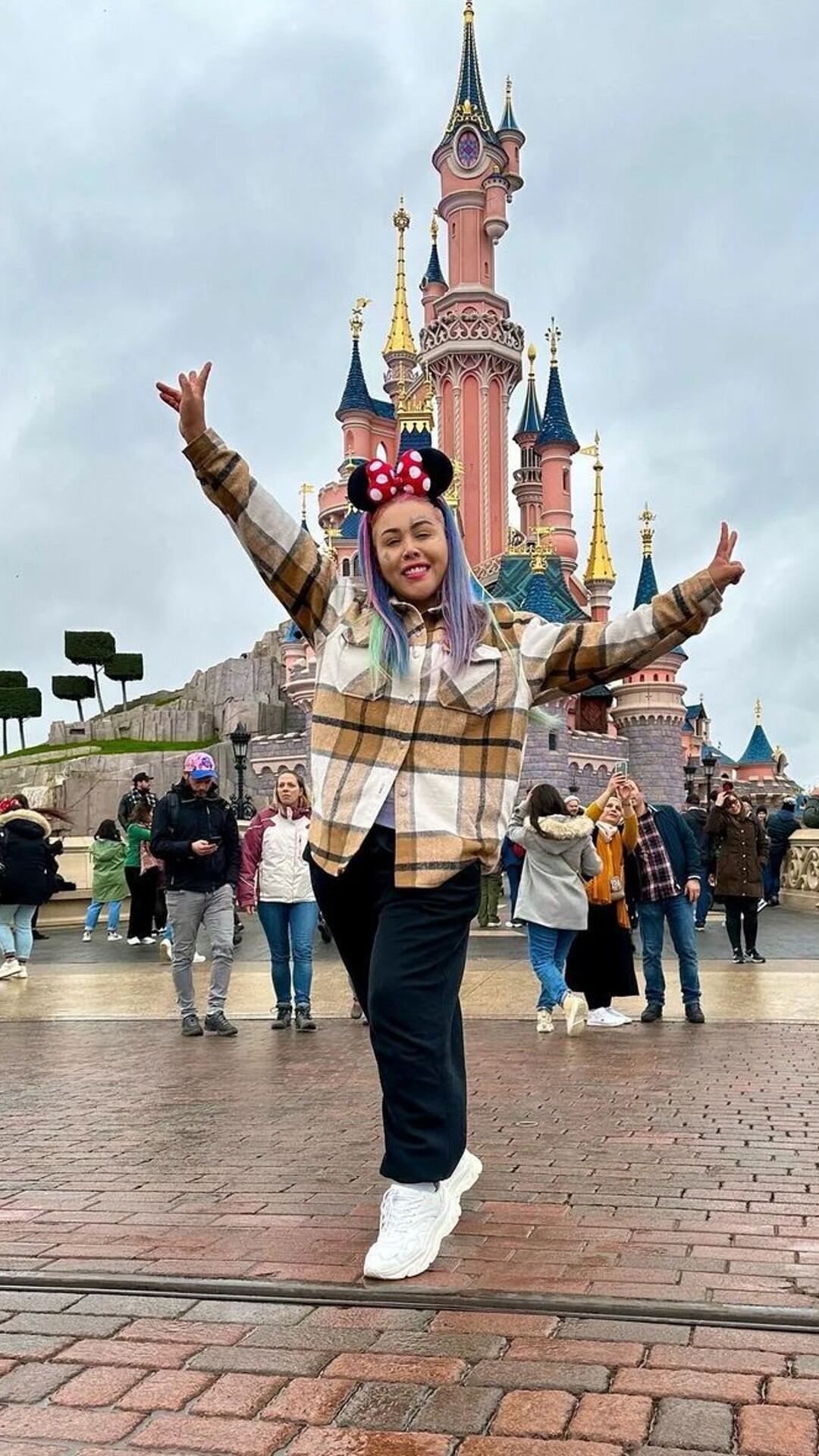 La empresaria de fajas en el parque de Disney en París, Francia.