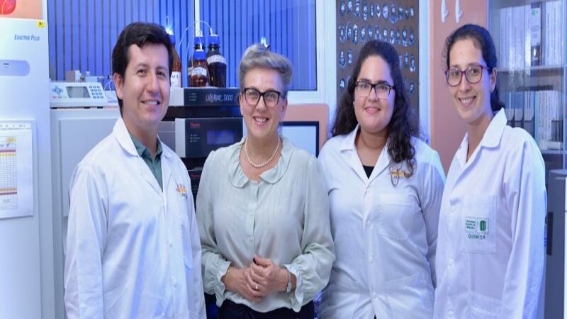 la profesora Elena Stashenko de la Escuela de Química de la Universidad Industrial de Santander (verde)