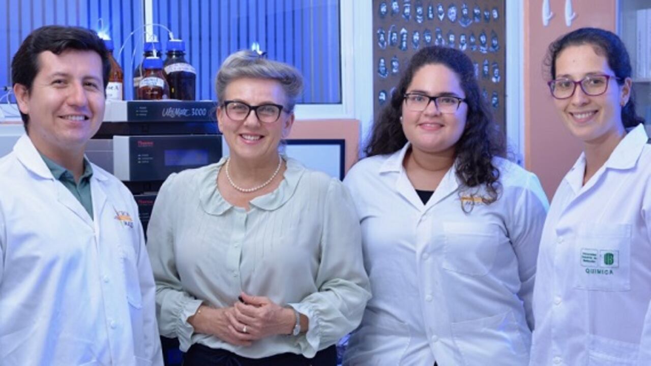 la profesora Elena Stashenko de la Escuela de Química de la Universidad Industrial de Santander (verde)