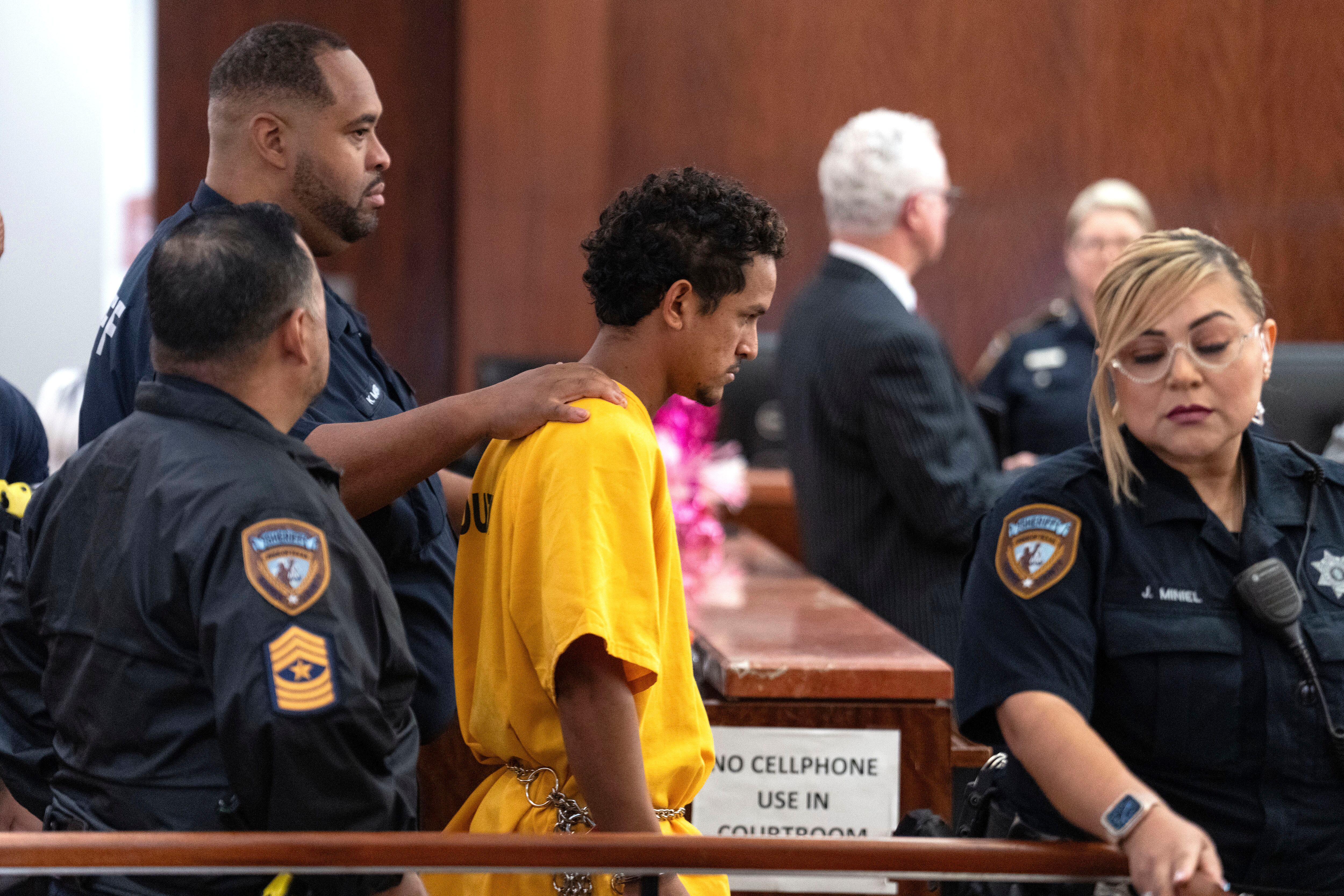Franklin Peña, uno de los dos hombres acusados ​​de matar a Jocelyn Nungaray, de 12 años, es conducido a la sala del tribunal, el lunes 24 de junio de 2024, en Houston. A Peña se le impuso una fianza de 10 millones de dólares mientras él y otro hombre, Johan José Martínez-Rangel, están acusados ​​de homicidio capital por la muerte de la niña.