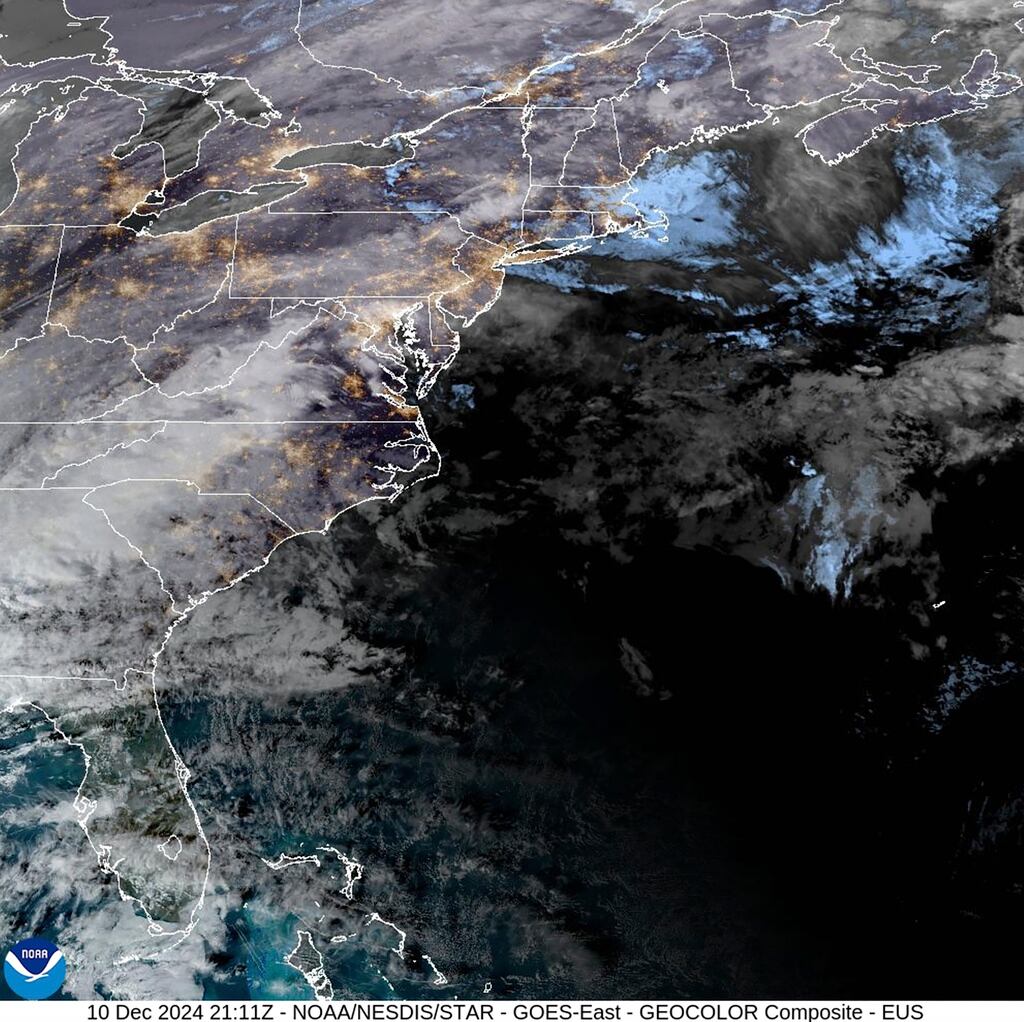 Esta imagen del 10 de diciembre de 2024 proporcionada por la Oficina Nacional de Administración Oceánica y Atmosférica de Estados Unidos (NOAA), muestra la costa este de Estados Unidos. (NOAA via AP)