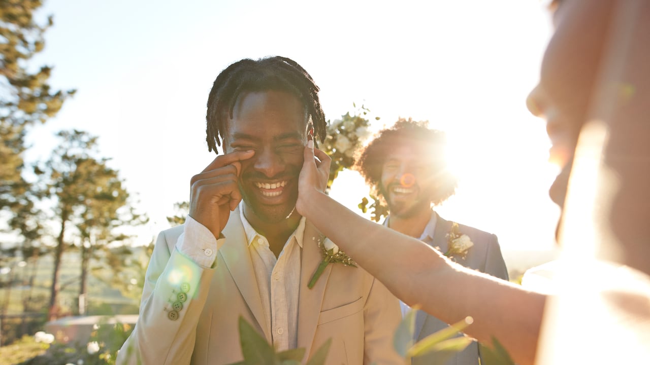 Hombre llorando de alegría