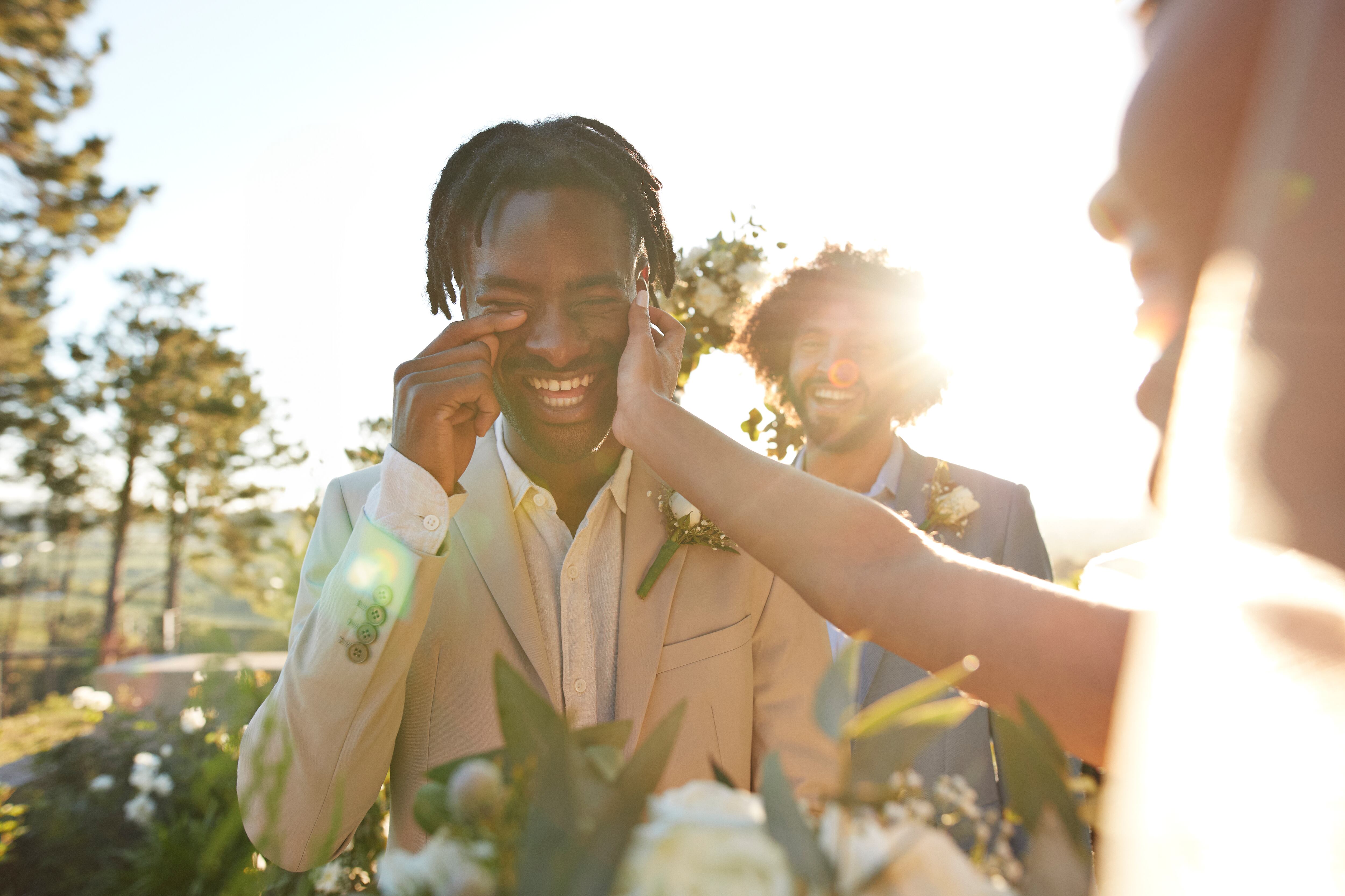 Hombre llorando de alegría
