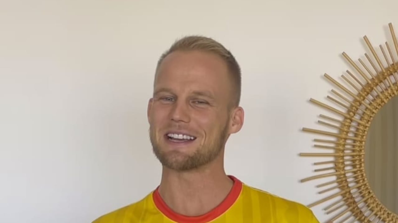 Dominic Wolf y su nueva camiseta de Colombia.