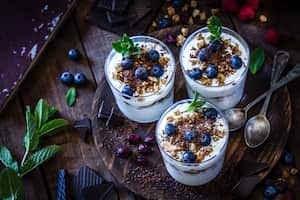 La doctora Uma Naidoo revela cuáles son los alimentos que pueden ayudar a agudizar la concentración, la memoria y la salud del cerebro en general.