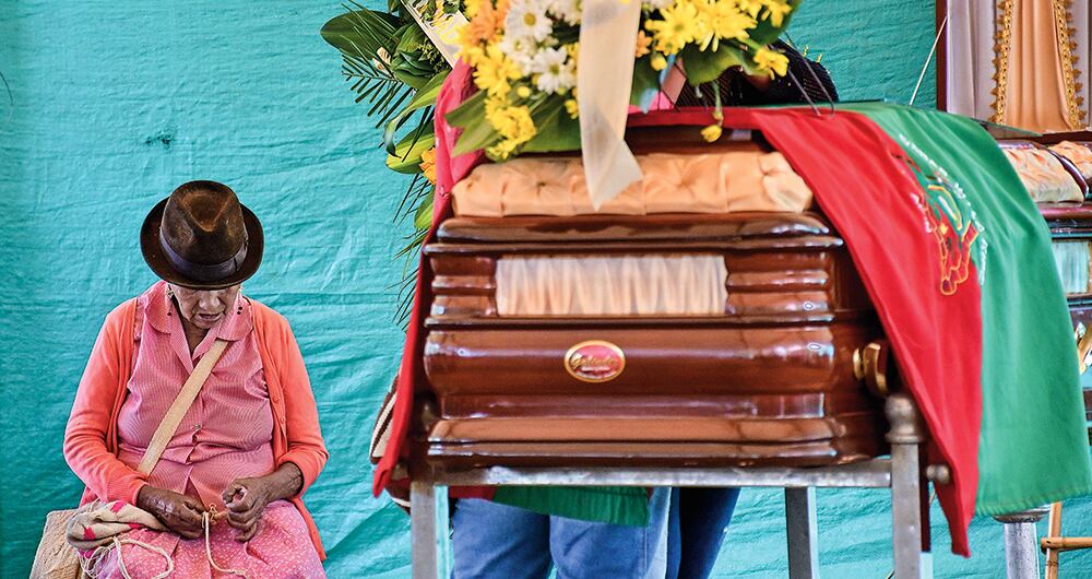    En la vereda La Bodega se cumplió el sepelio de la líder indígena. Al lugar llegaron varios líderes del Cric, quienes le pidieron al presidente Gustavo Petro revisar los diálogos de paz que se sostienen con las disidencias de las Farc. 