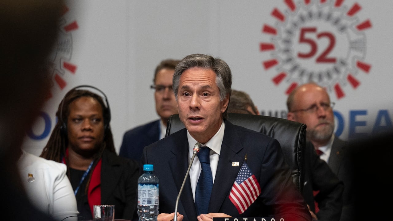 El secretario de Estado de EE. UU., Antony Blinken, habla durante la 52.a Asamblea General de la OEA en Lima. m