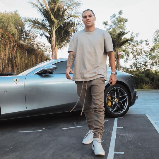 Juan Fernando Quintero posa con su Ferrari.