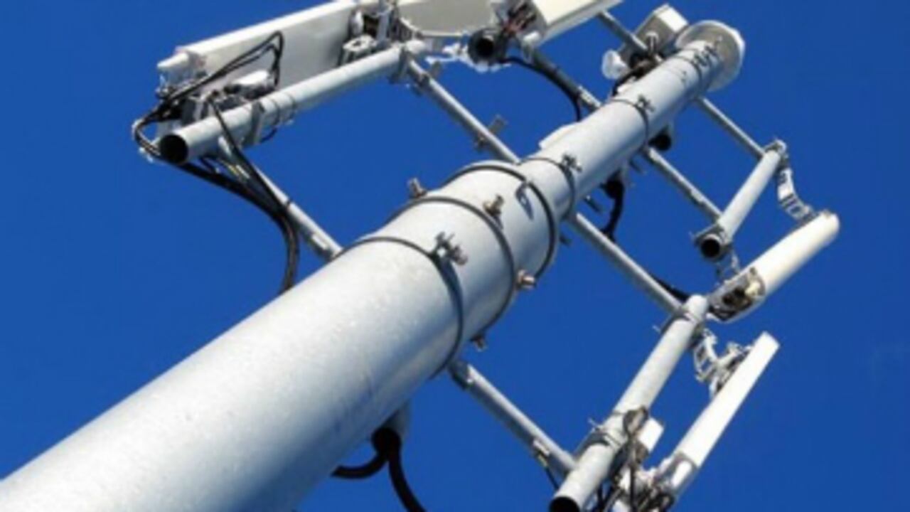 Alcaldes de municipios creen que las antenas celulares producen cáncer y restringen su instalación.