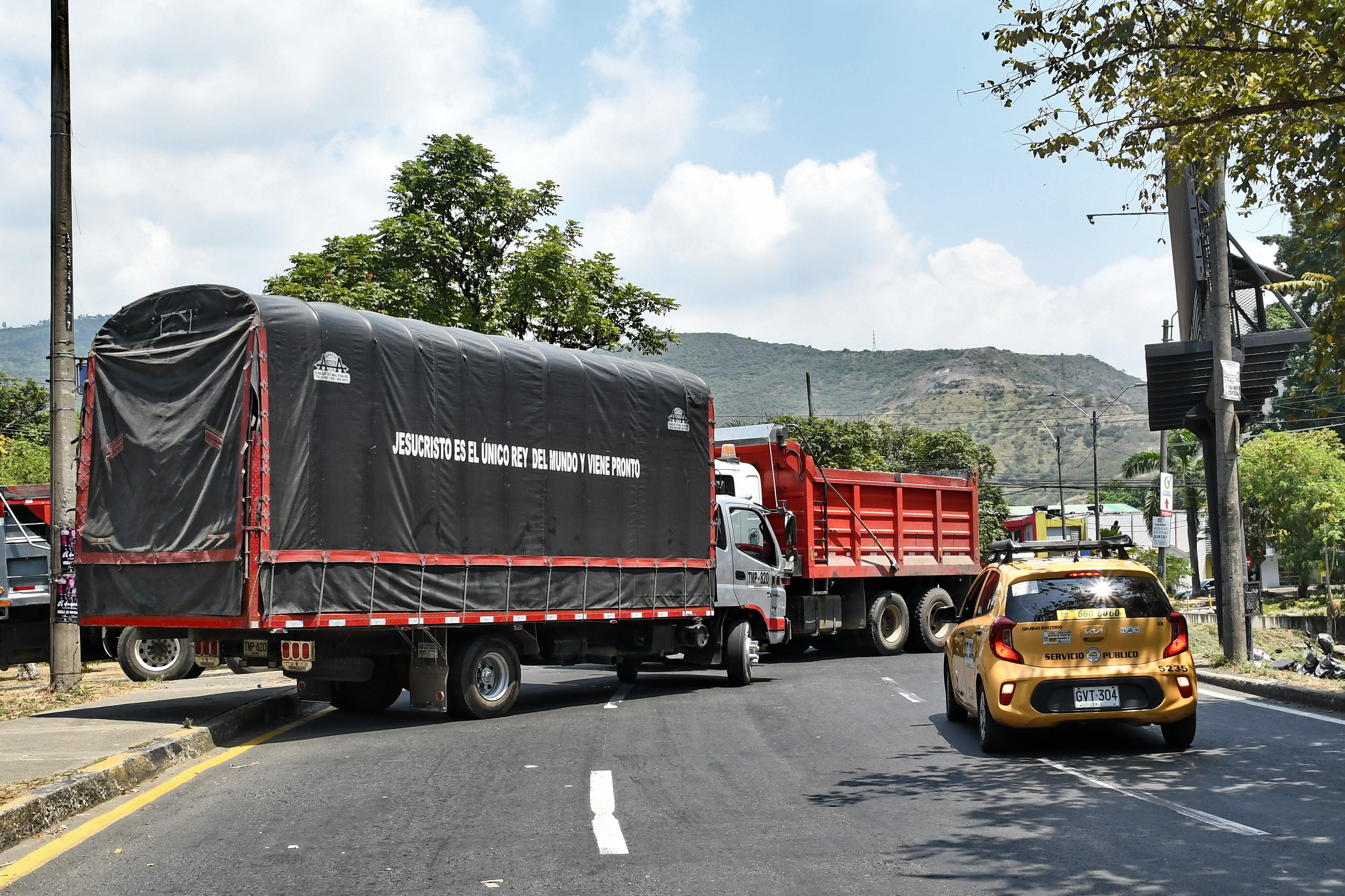 Bloqueos en Yumbo y el paso del comercio por el paro de camioneros. fotos Wirman Rios.