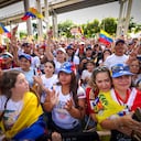 La gente canta y anima durante una canción venezolana en un mitin en el Gimnasio José Martí celebrado en apoyo de unas elecciones justas el día de las elecciones de Venezuela el domingo 28 de julio de 2024 en Miami. (Alie Skowronski/Miami Herald vía AP)