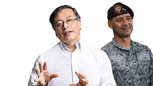 El presidente, Gustavo Petro, y el general Pedro Sánchez, designado ministro de Defensa