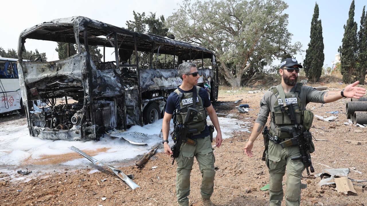 Miembros de las fuerzas de seguridad israelíes mientras se despliegan en el lugar del impacto de un misil iraní en Herzliya, cerca de Tel Aviv.