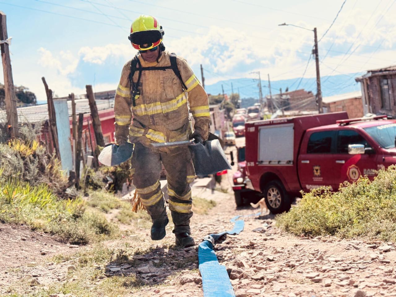 Incendio en la localidad de Usme, al sur de Bogotá, se habría presentado por una fogata.