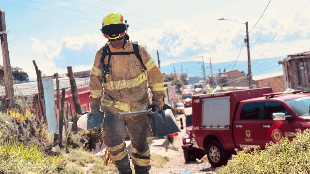Incendio en la localidad de Usme, al sur de Bogotá, se habría presentado por una fogata.