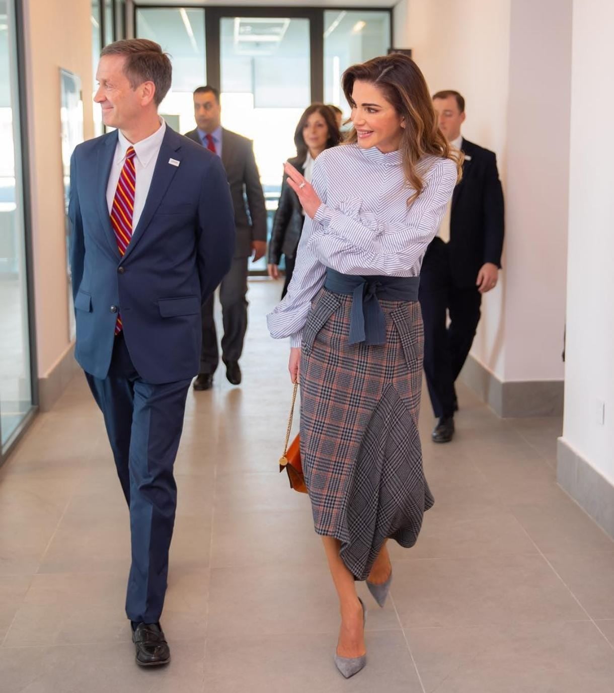 Rania de Jordania en un evento usando un look de Silvia Tcherassi.