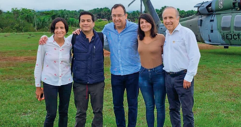   En medio de sonrisas, posando para la foto, y luego de asegurar que se trató en un cerco humanitario, ministros y altos funcionarios del Gobierno celebraron la liberación.