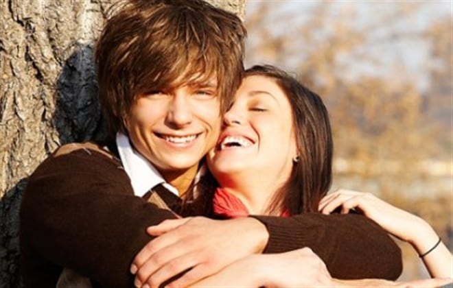 Las mujeres bajitas prefieren a los hombres altos porque asocian la altura con la seguridad y la salud.