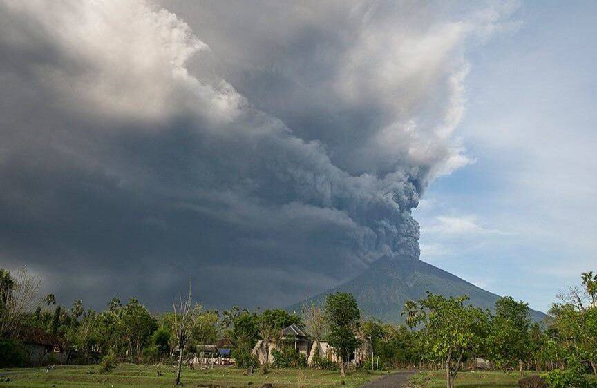 Las alarmas todavía están encendidas por la emisión de cenizas del volcán Agung, en la isla de Bali. (Mahmut Atanur - Agencia Anadolu)