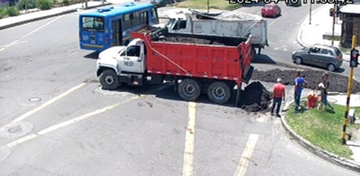 Parte del material que transportaba la volqueta cayó sobre la vía.