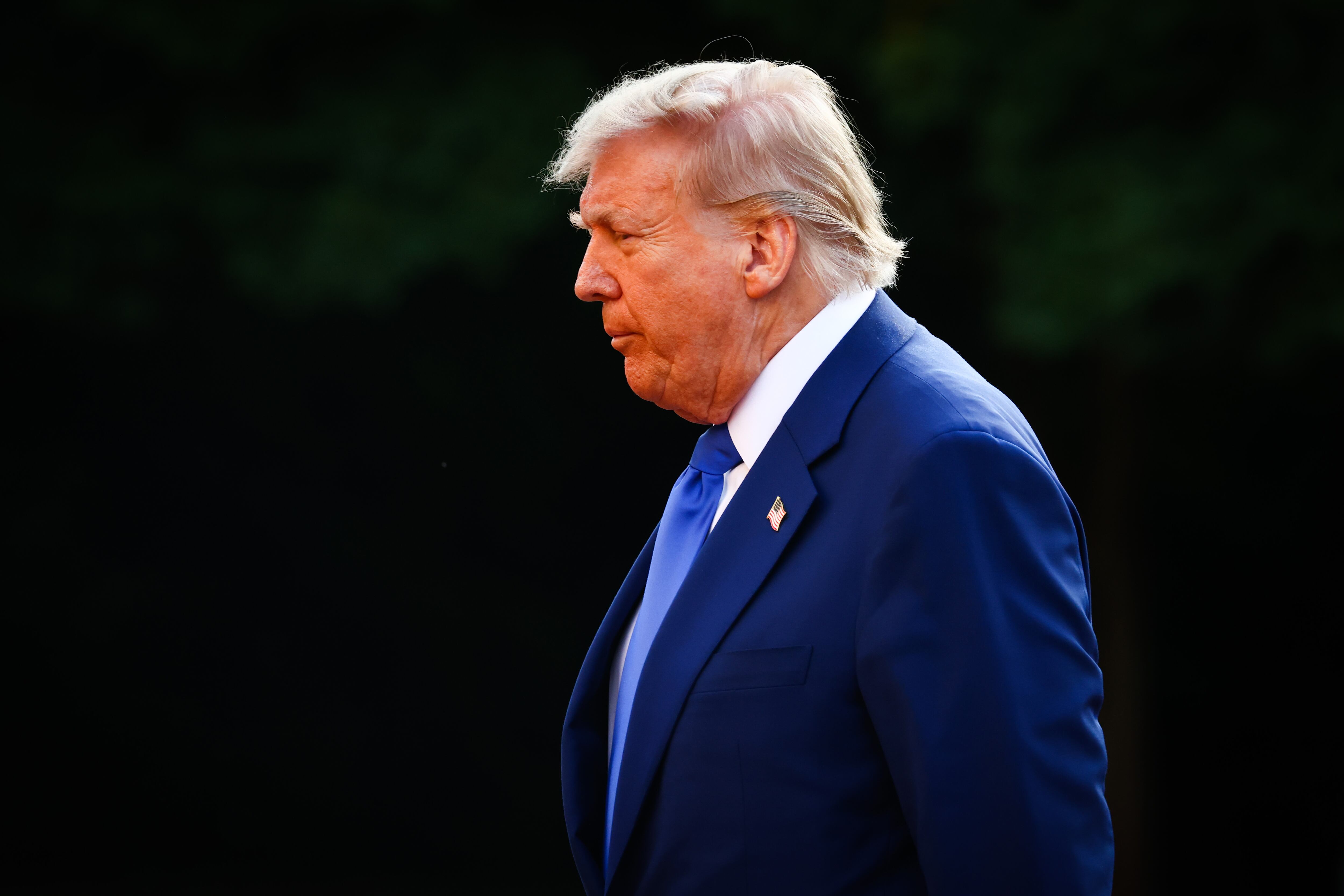 El presidente de los Estados Unidos, Donald Trump, llega al Palacio Real "Huis ten Bosch" para la cena de Jefes de Estado y de Gobierno durante la 76.ª Cumbre de la OTAN