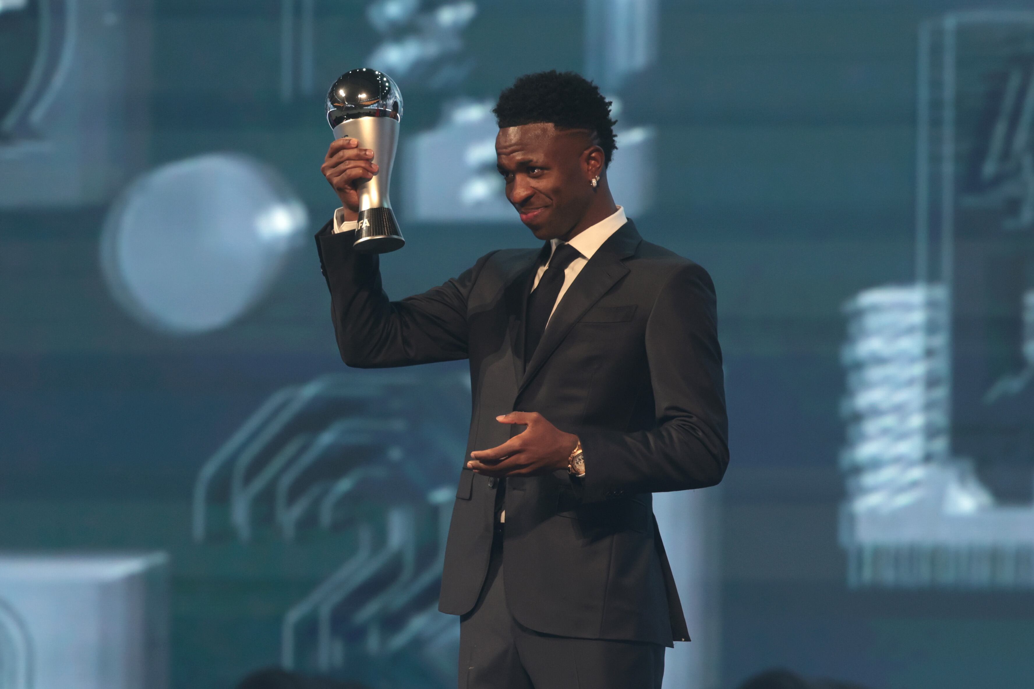 Vinicius Júnior, del Real Madrid, posa para una foto tras recibir el Premio The Best al Mejor Jugador Masculino de la FIFA durante los The Best FIFA Football Awards 2024 en la Aspire Academy el 17 de diciembre de 2024 en Doha, Qatar.