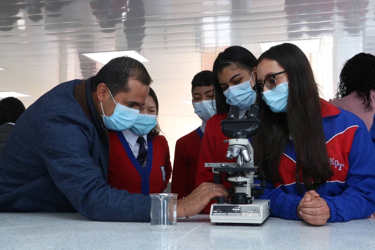 Andrés Tovar Forero, alcalde de Madrid, en el nuevo laboratorio de química del Colegio Tecnológico, una institución con más de 25 años de trayectoria que no había tenido un espacio como este en su historia.