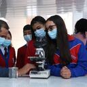 Andrés Tovar Forero, alcalde de Madrid, en el nuevo laboratorio de química del Colegio Tecnológico, una institución con más de 25 años de trayectoria que no había tenido un espacio como este en su historia.