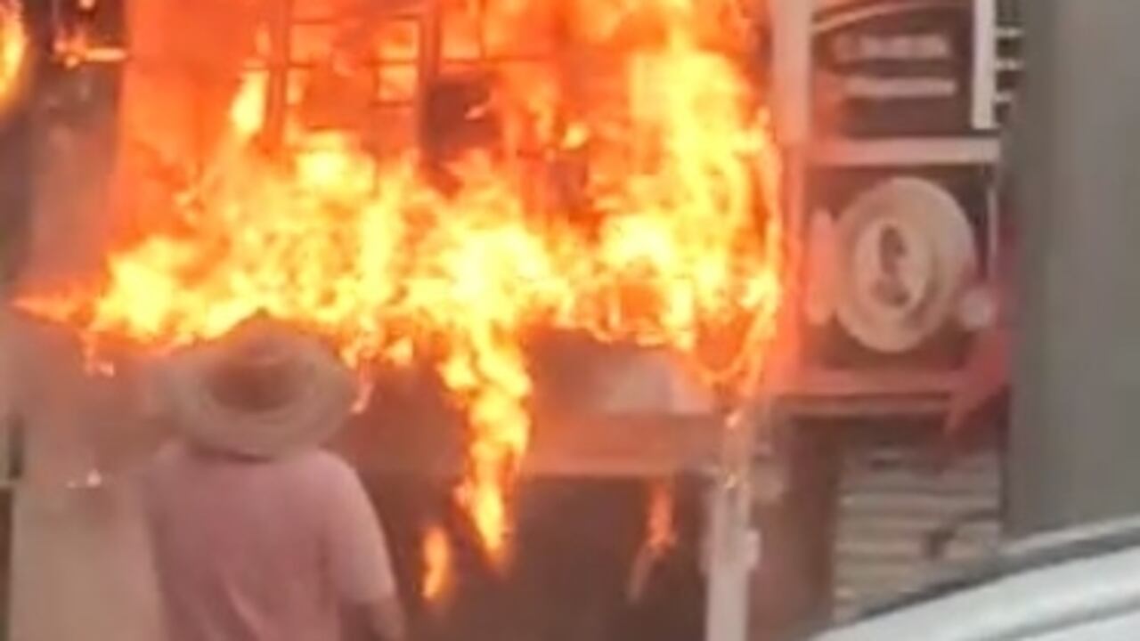 Al sitio de la conflagración llegó una ambulancia con dos paramédicos, dos máquinas extintoras con ocho unidades y una máquina de alturas con dos unidades.