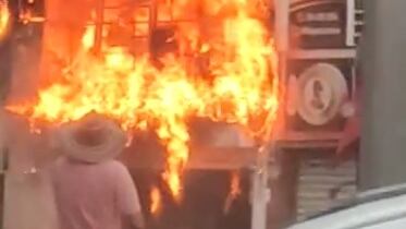 Al sitio de la conflagración llegó una ambulancia con dos paramédicos, dos máquinas extintoras con ocho unidades y una máquina de alturas con dos unidades.