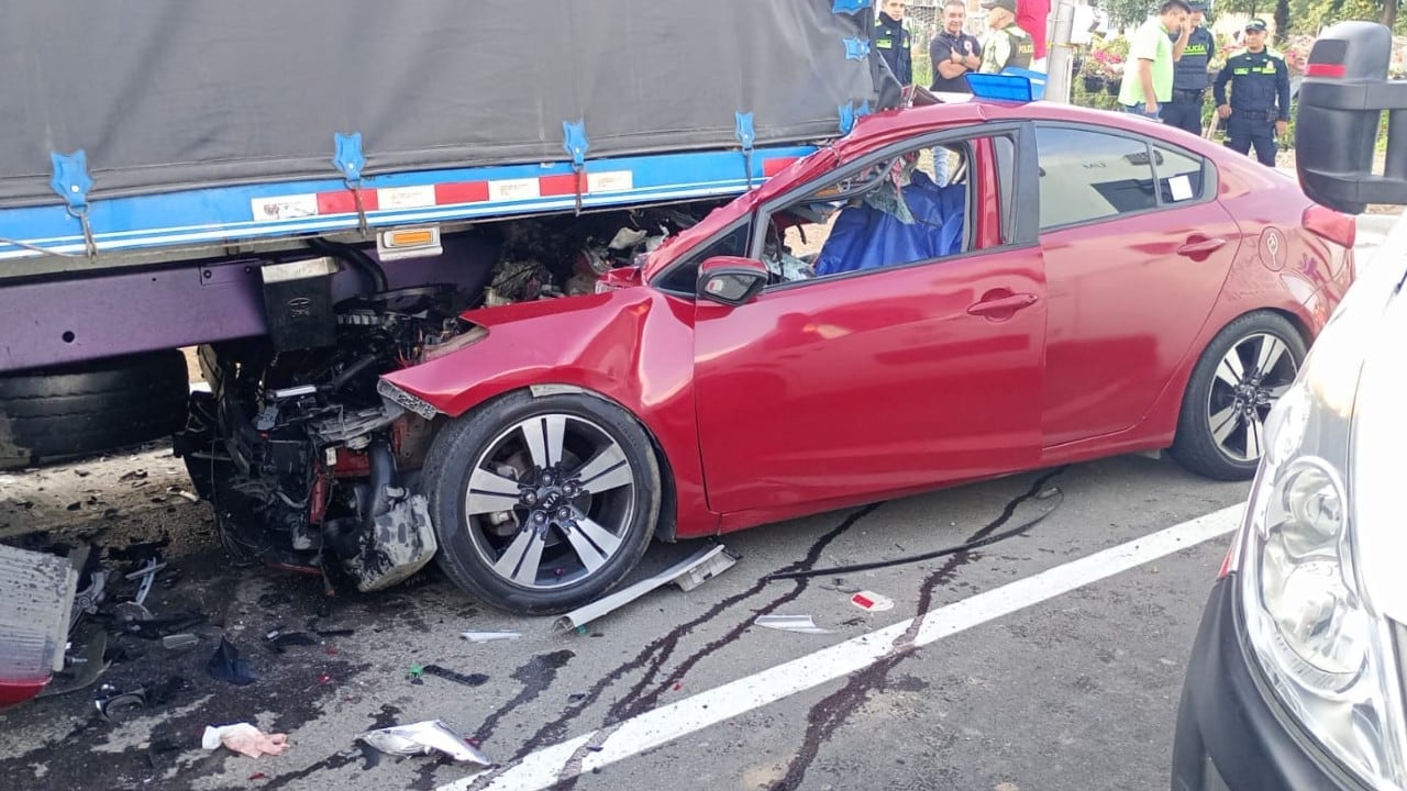 Grave accidente en Chinauta dejó una persona muerta y la vía cerrada en Girardot-Bogotá.