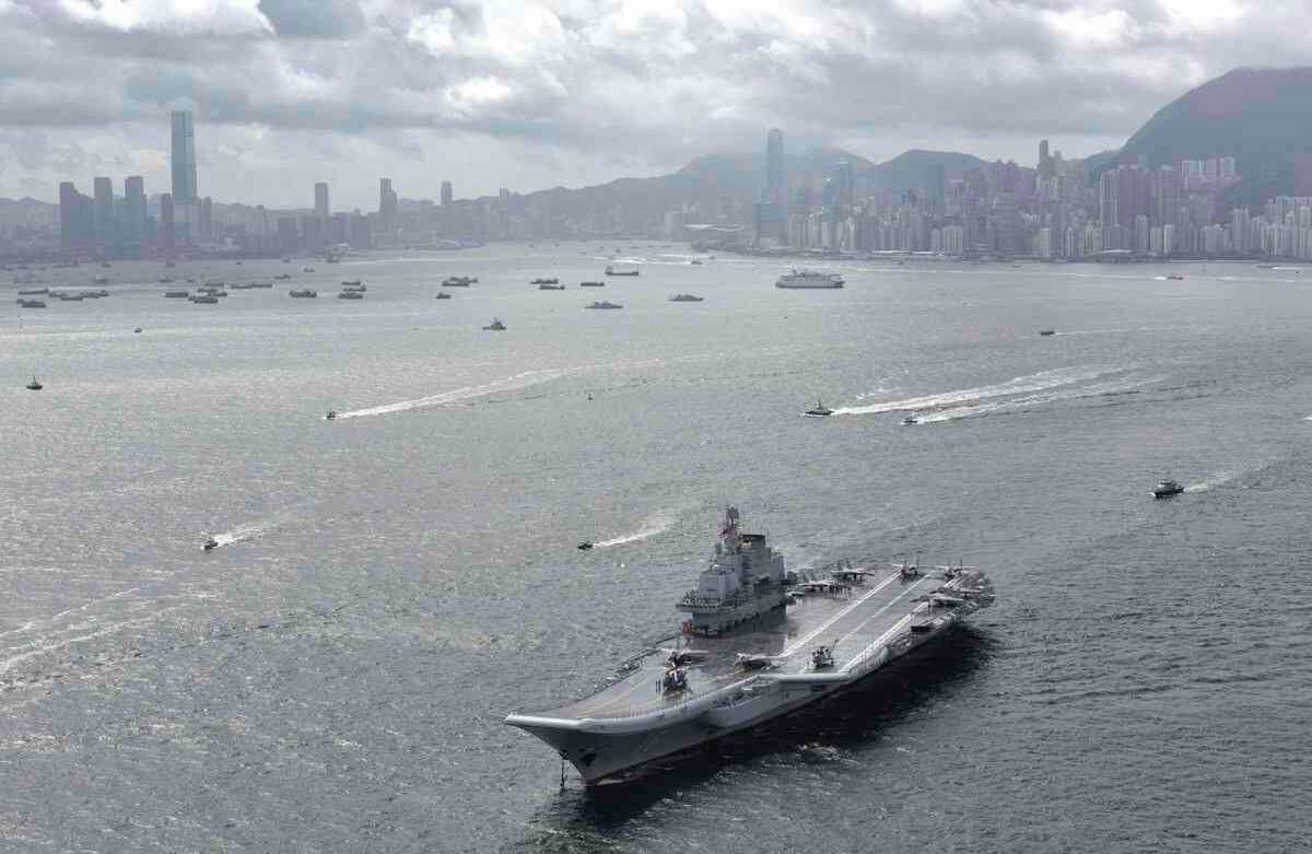 foto lanzada por el Servicio de Información del Gobierno de Hong Kong. El Liaoning, el único portaaviones operativo de China, se embarca en Hong Kong para la llamada al puerto en conmemoración de la entrega de la ciudad del Reino Unido al chino hace años que. (Servicio de Información del Gobierno de Hong Kong vía AP)