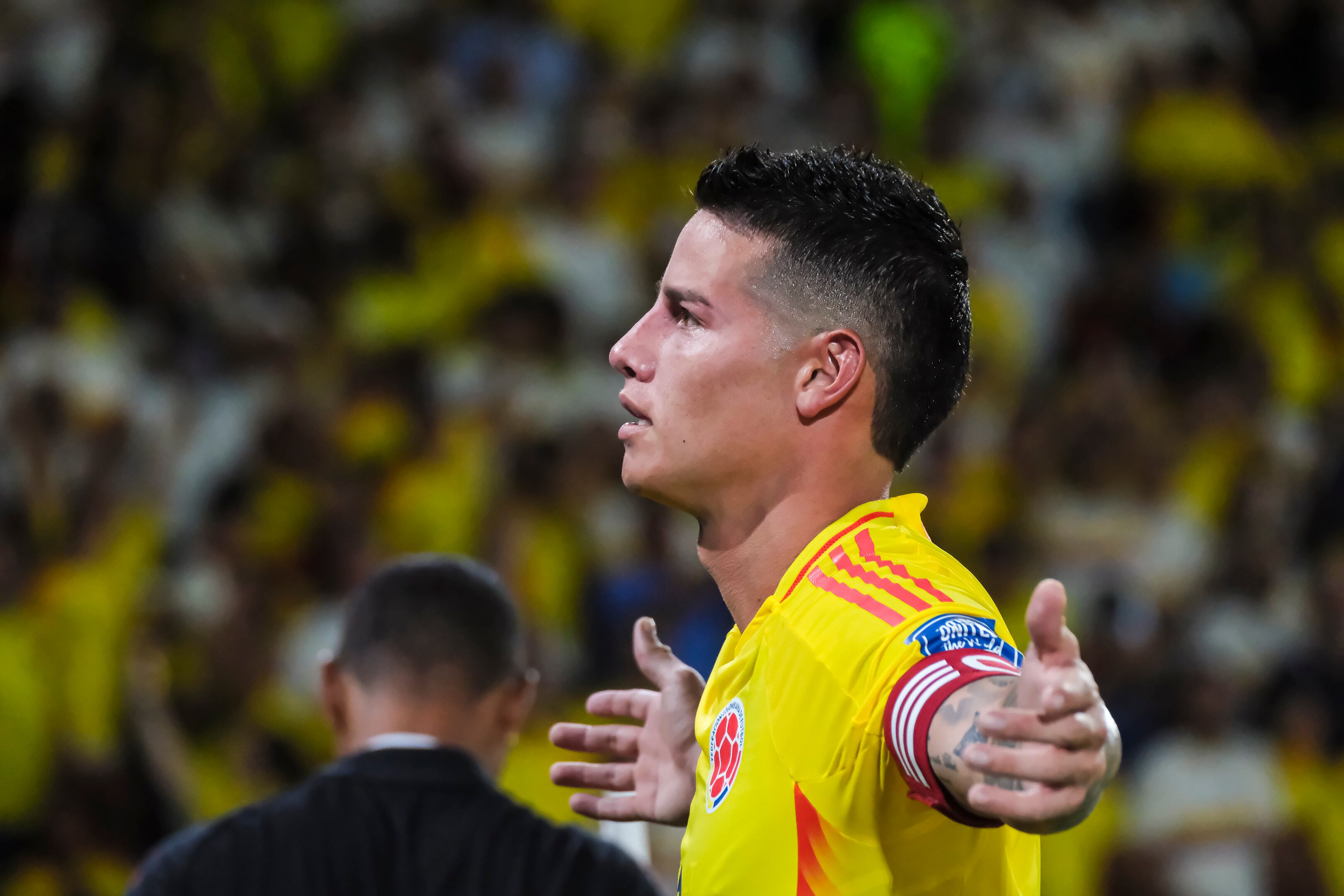 James Rodríguez celebra una anotación ante el estadio Metropolitano de Barranquilla