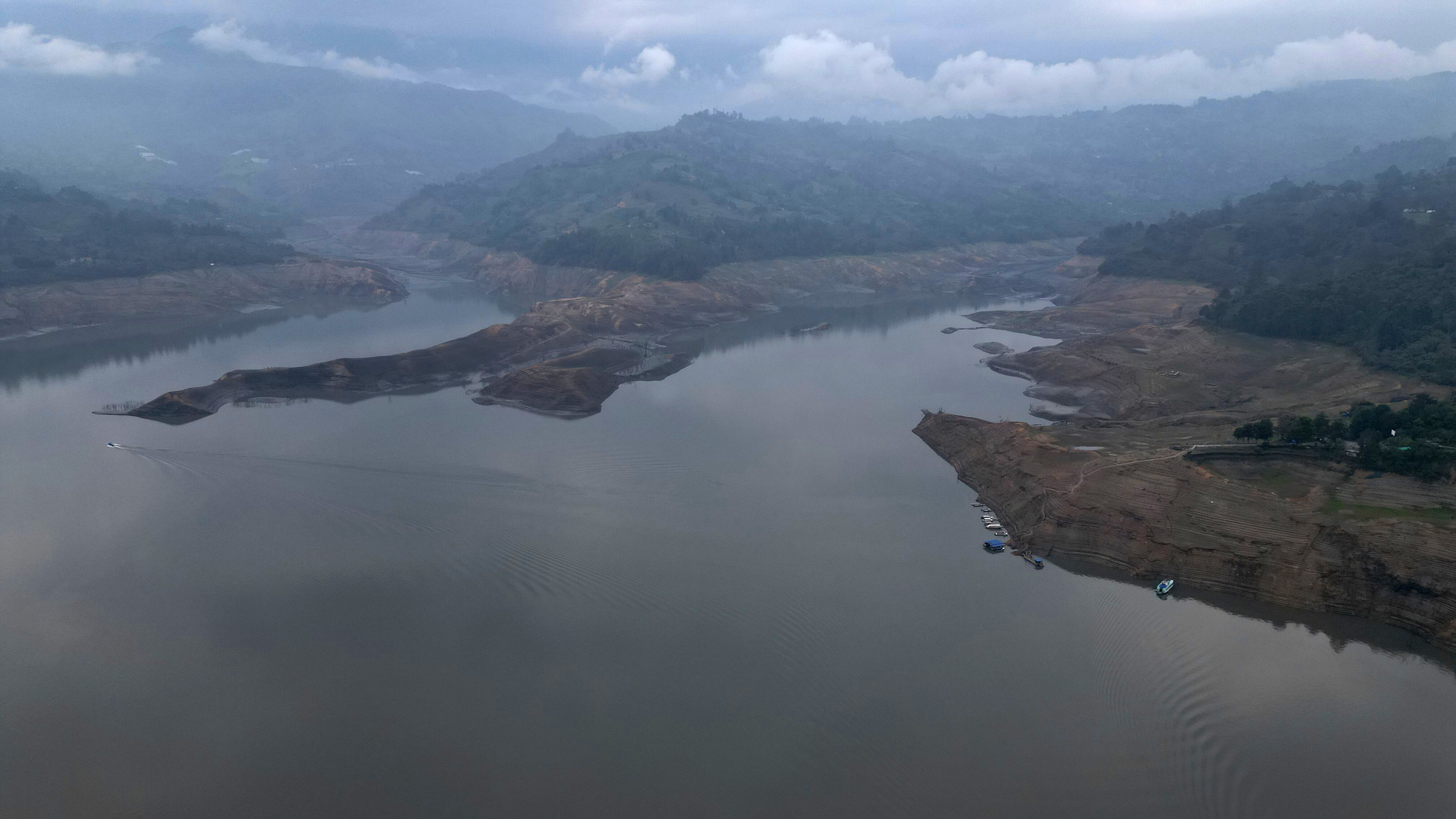 Central Hidroeléctrica del Guavio
 embalse del Guavio  presenta nivel bajo a causa del fenómeno de El Niño
Cundinamarca abril 3 del 2024
Foto Guillermo Torres Reina / Semana