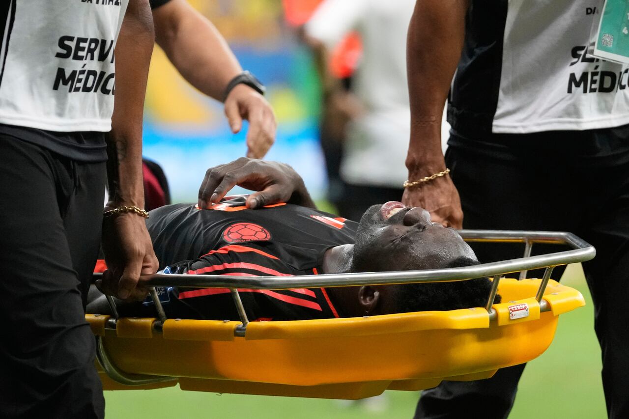 Colombia's Davinson Sanchez is carried off the pitch on a stretcher after getting injured during a FIFA World Cup 2026 qualifying soccer match against Brazil at Mane Garrincha stadium in Brasilia, Brazil, Thursday, March 20, 2025. (AP Photo/Eraldo Peres)