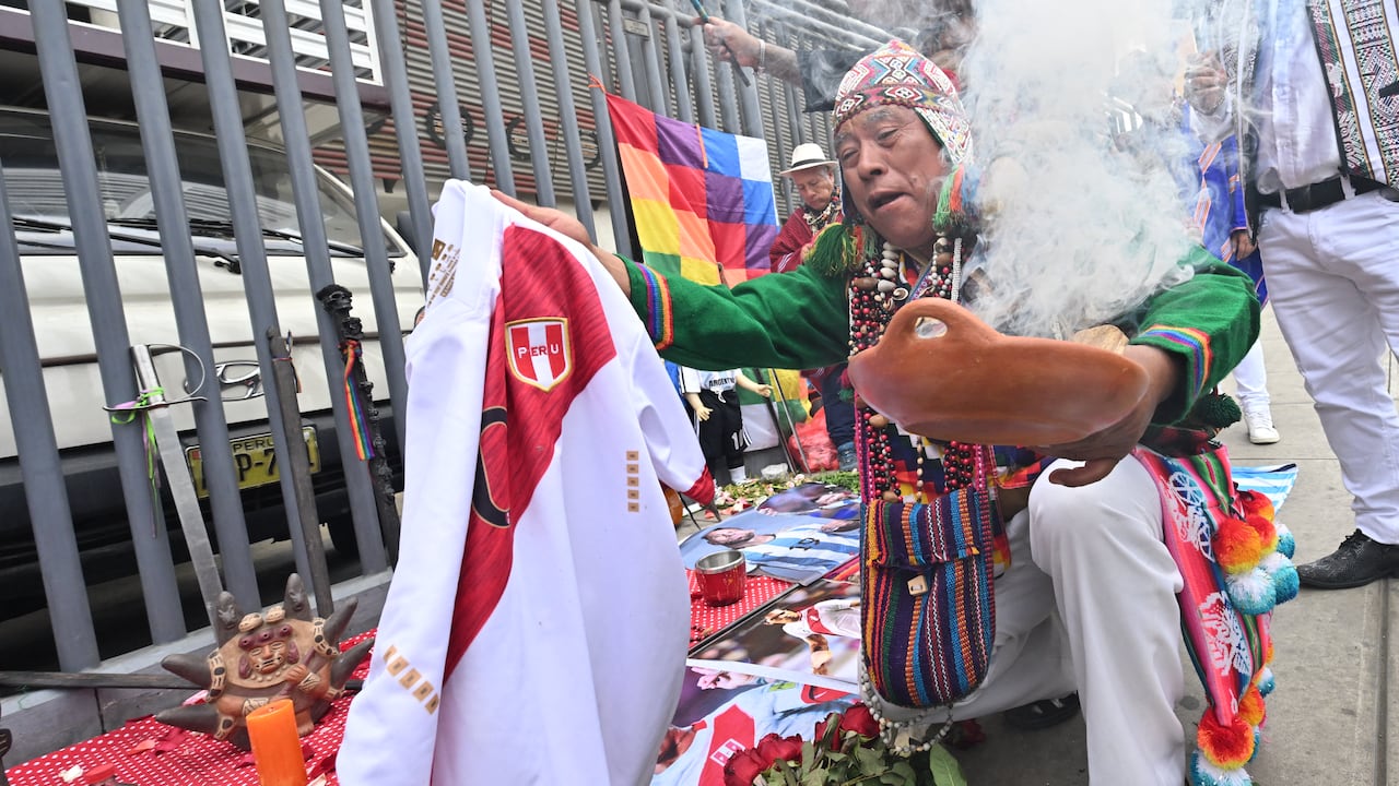 Chamanes perunaos le hacen ritual a la selección de Perú.