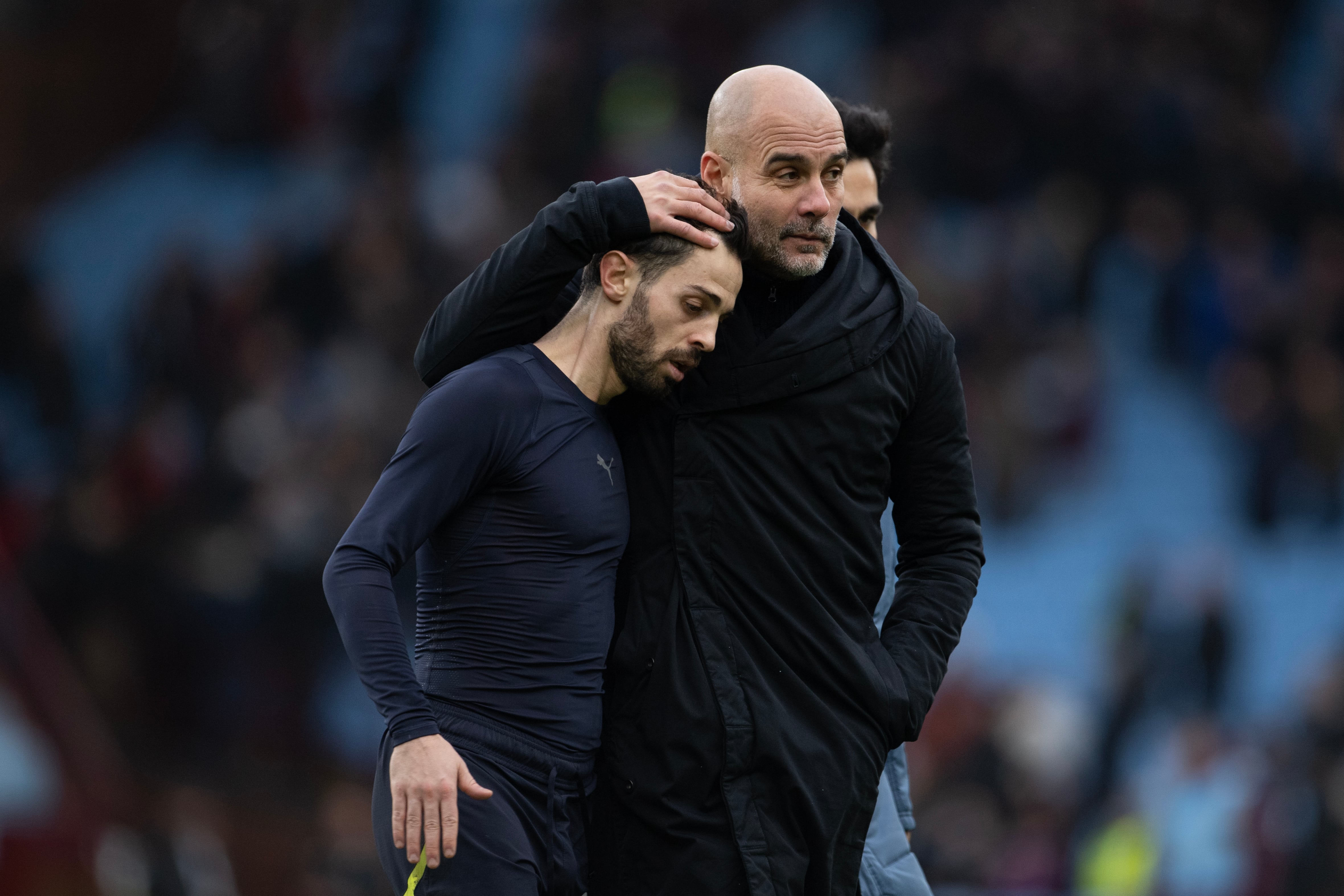 Guardiola consolando a Bernardo Silva tras la dura derrota frente a Aston Villa.