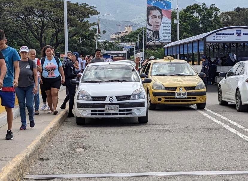 El cruce de vehículos es de 6:00 de la mañana a 8:00 de la noche.