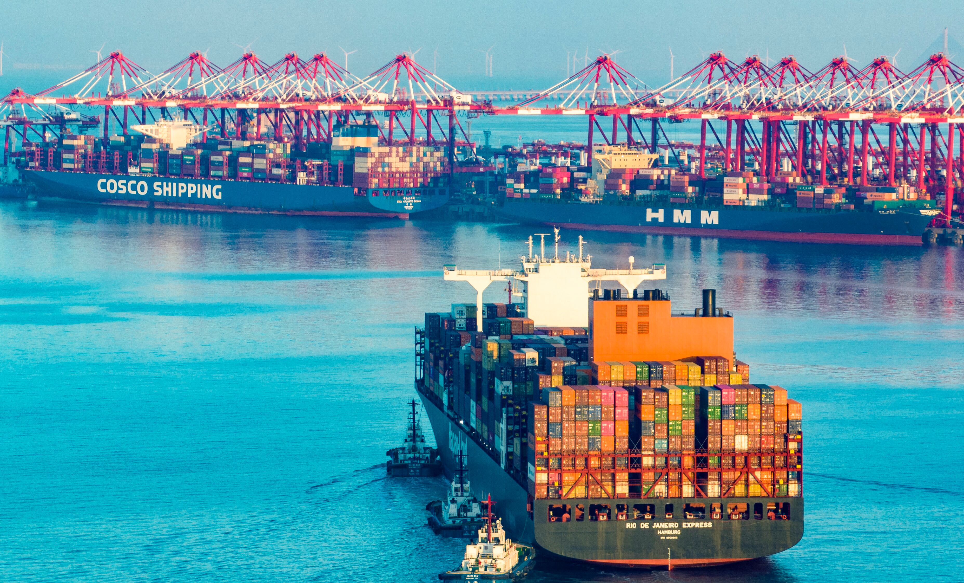 Un buque portacontenedores atraca en la terminal automatizada del puerto de aguas profundas de Yangshan en Shanghai, China, el 2 de diciembre de 2023. (Foto de Costfoto/NurPhoto vía Getty Images)