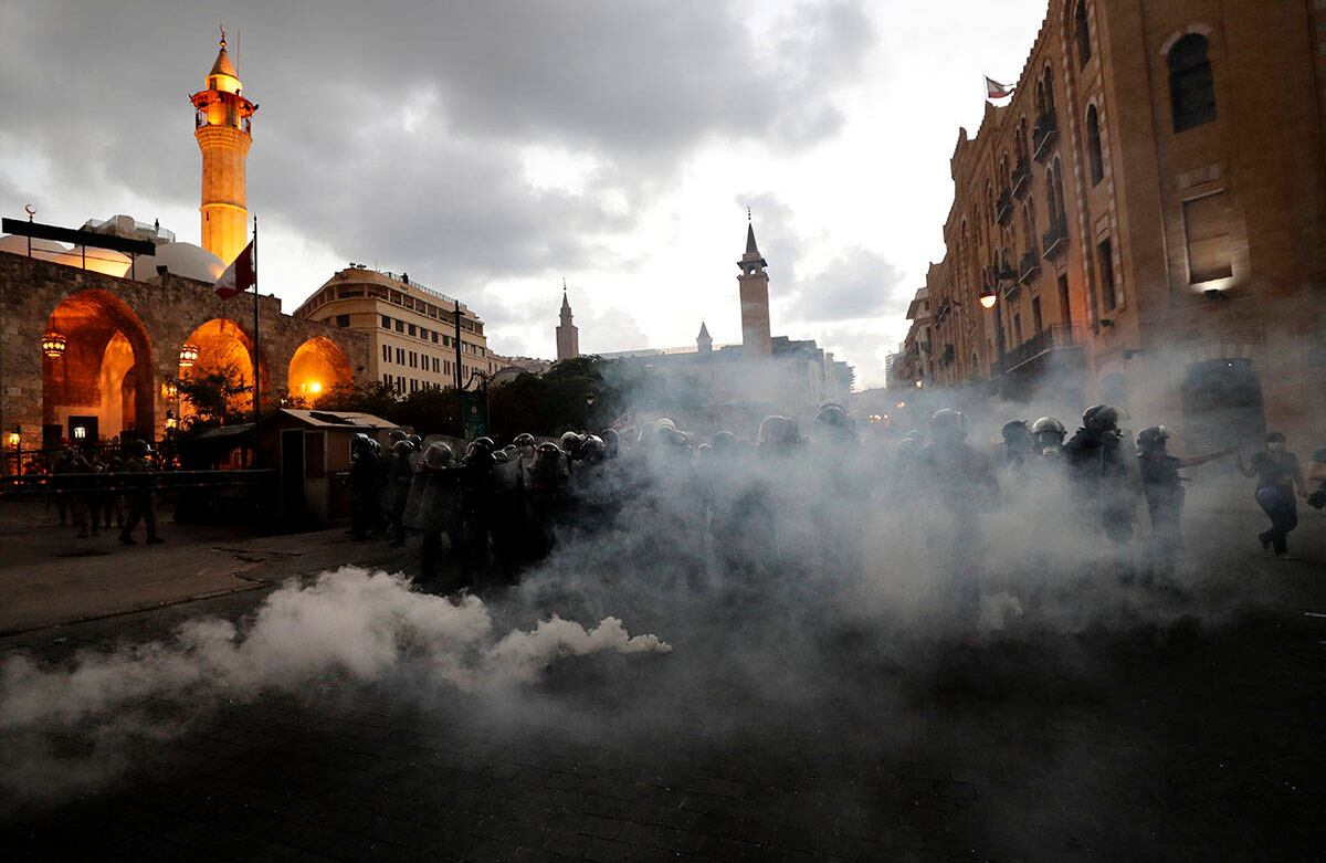 La policía antidisturbios avanza para rechazar a los manifestantes antigubernamentales. AP Photo / Hassan Ammar.
