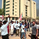 Manifestantes sudaneses se reúnen en la capital, Jartum para denunciar las detenciones nocturnas por parte del ejército de miembros del gobierno de Sudán.