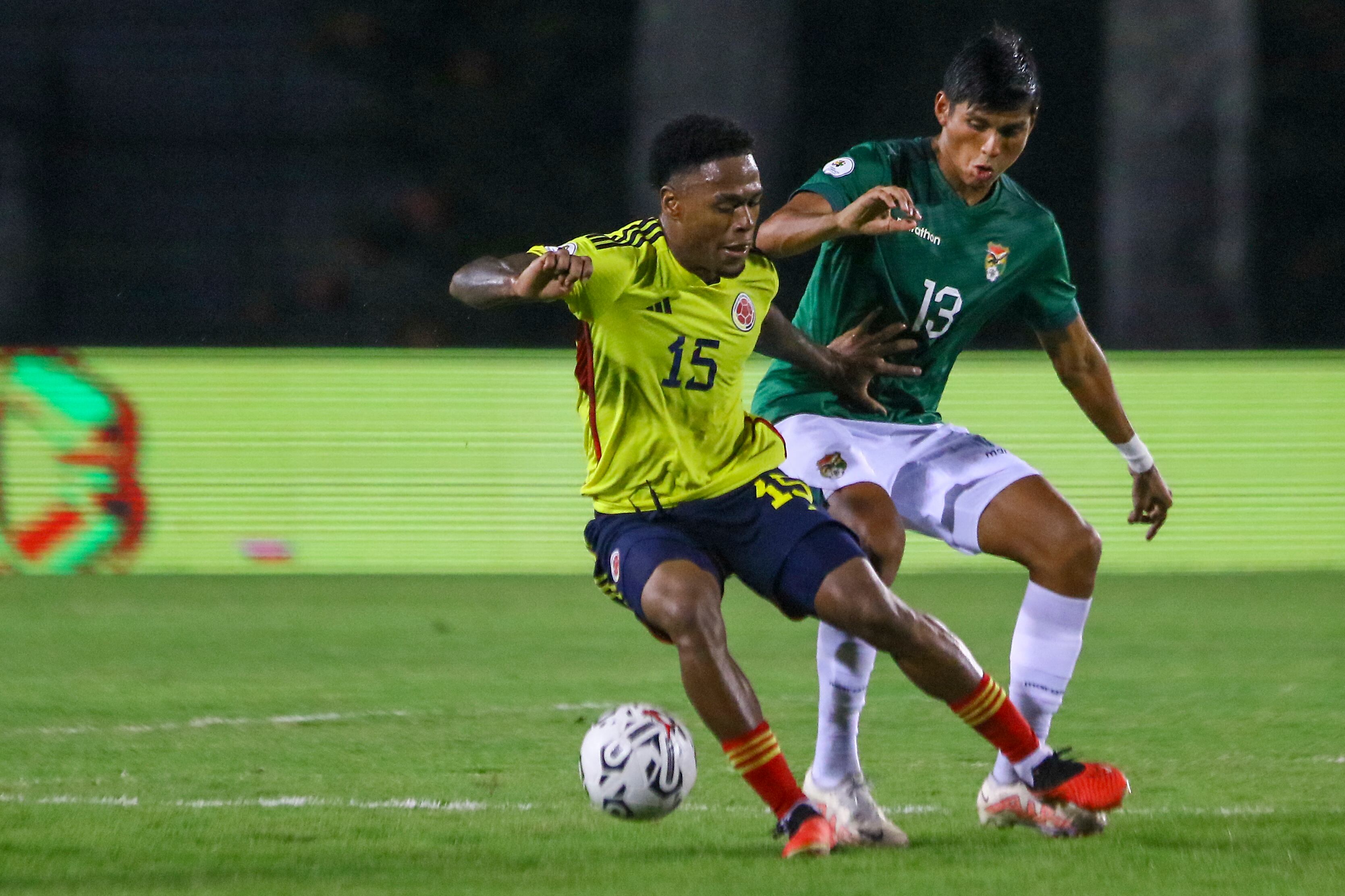Colombia's midfielder Nelson Palacio (L) and Bolivia's defender Pablo Vaca fight for the ball during the Venezuela 2024 CONMEBOL Pre-Olympic Tournament Group A football match between Colombia and Venezuela at the Misael Delgado stadium in Valencia, Venezuela on February 1, 2024. (Photo by Juan Carlos Hernandez / AFP)