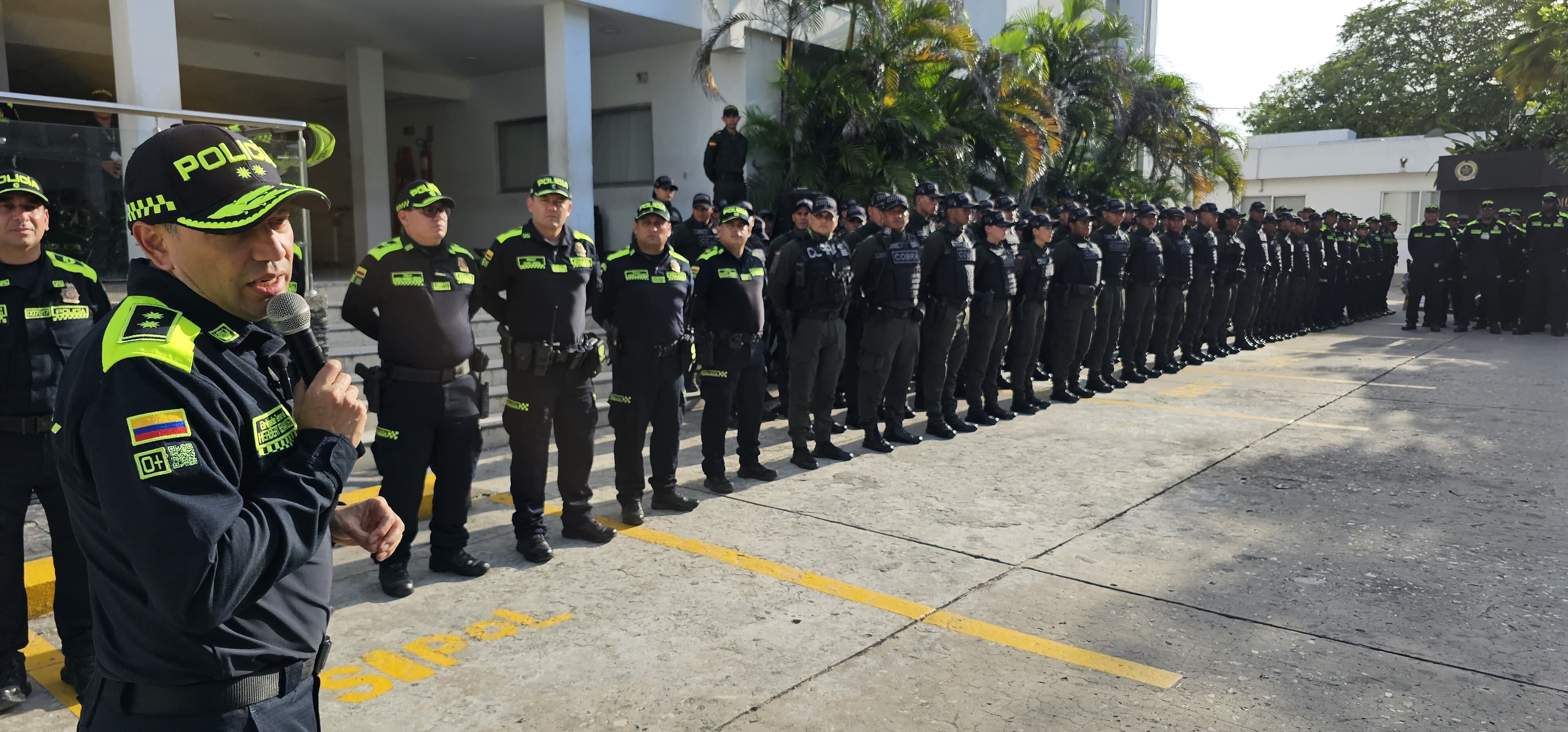 Hombres y mujeres encargados de la seguridad en Barranquilla.