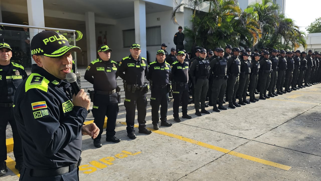 Hombres y mujeres encargados de la seguridad en Barranquilla.