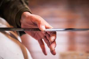 Al parecer, el arma que usó fue una espada.