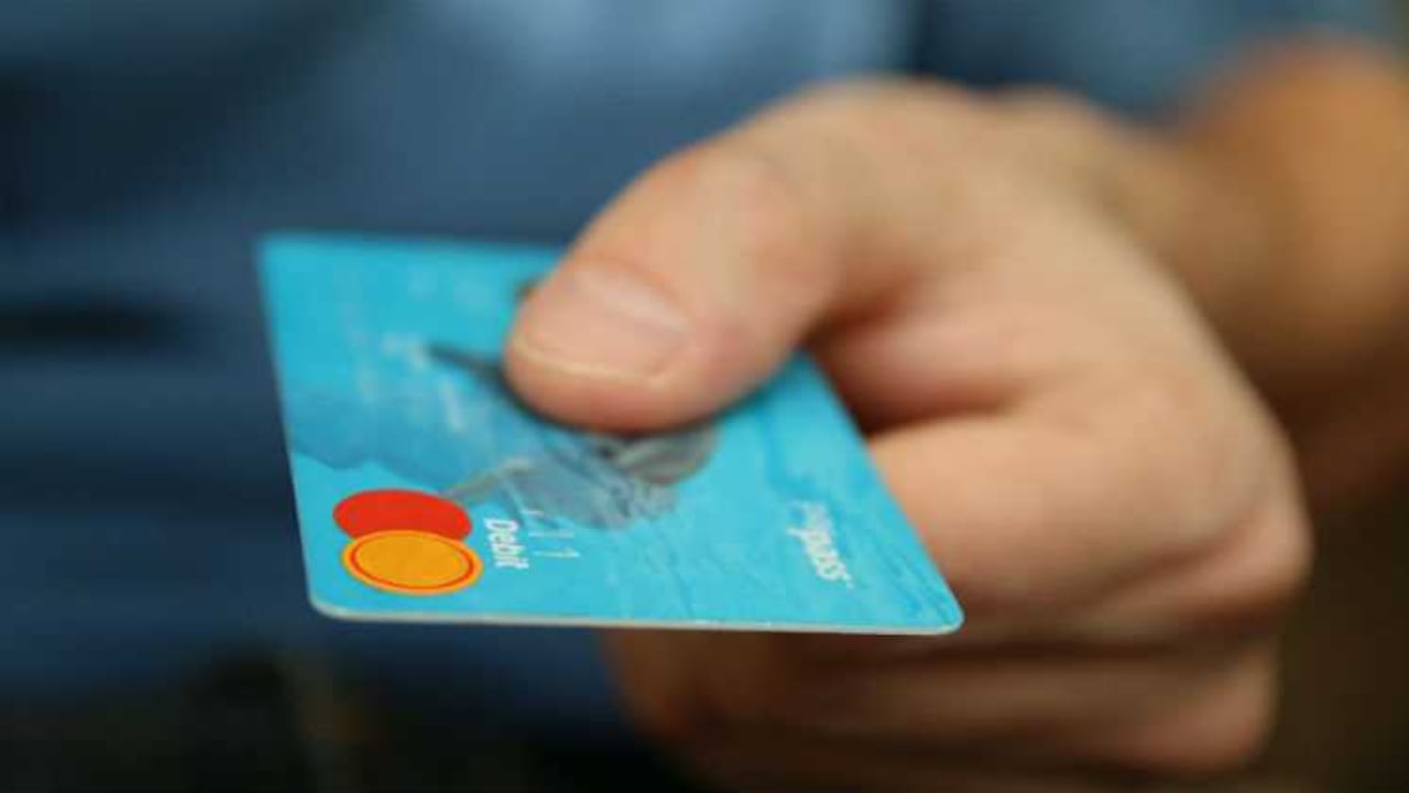 La mayoría de tarjetas de pago contienen un chip que reduce la transacción a un solo contacto con el datáfono.