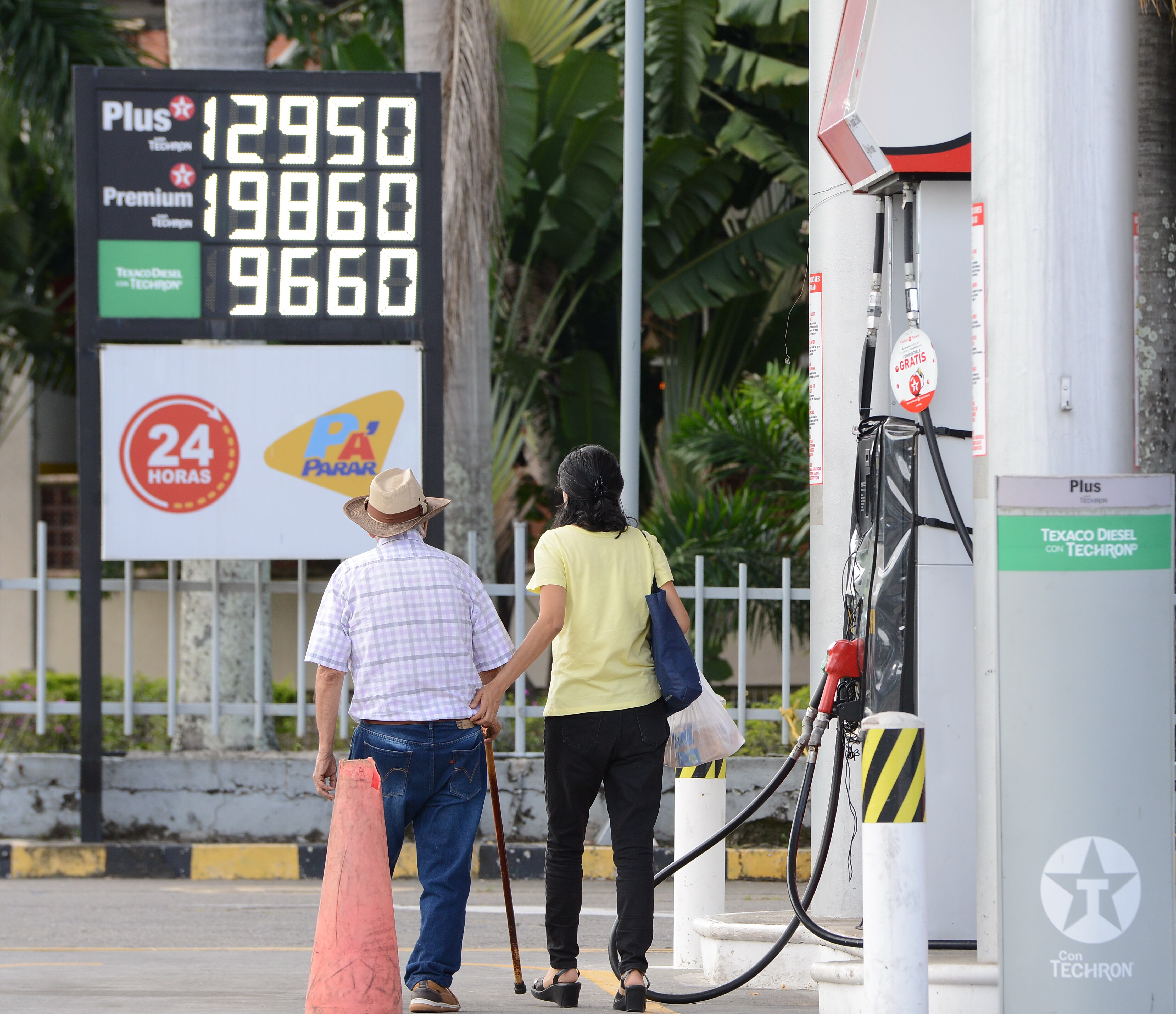 Cali: Economía. Nuevamente, el precio de la gasolina corriente se incrementó en 600 pesos, igual que el mes pasado, llegado en Cali a los casi 13 mil pesos por galón en ciertas estaciones.Todo esto dentro de las últimas declaraciones del presidente Gustavo Petro dice que no habrá cambios en política de importación de gasolina